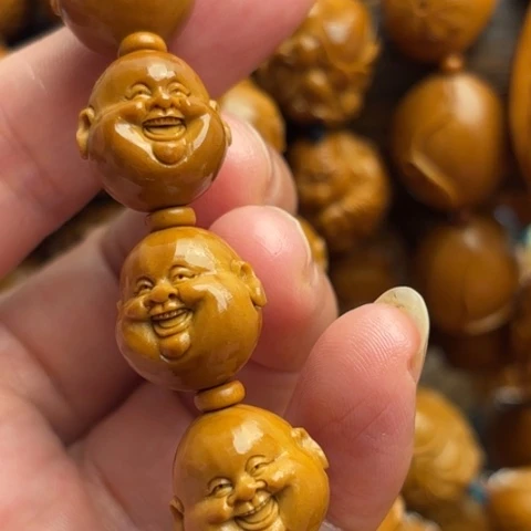橄榄核雕十分开心