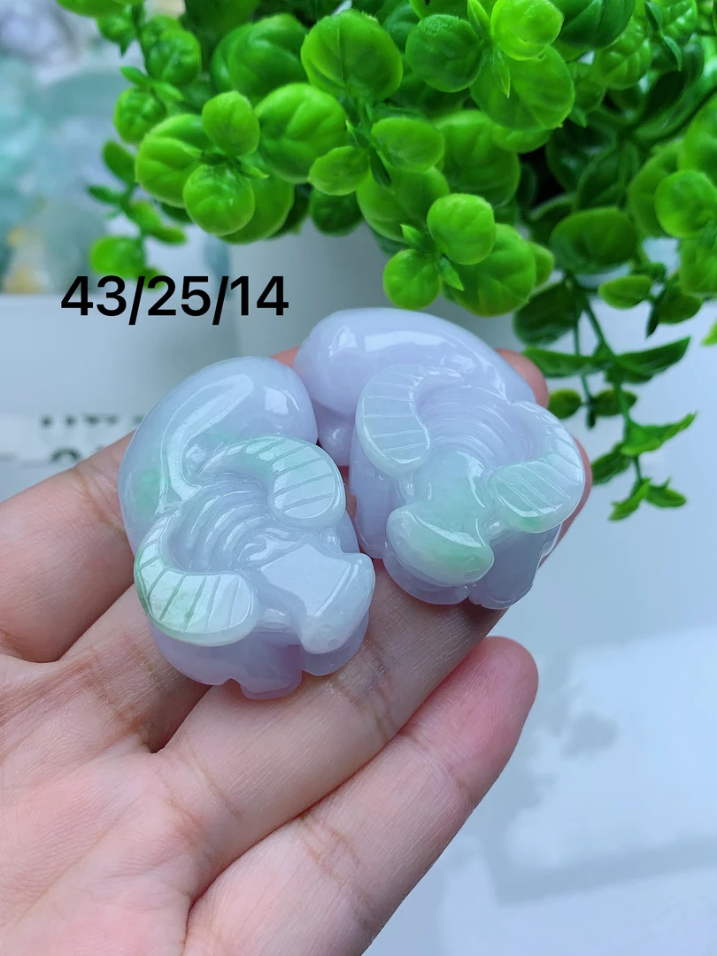 缅甸天然翡翠A货冰润飘绿生肖春彩牛扭转乾坤挂件（拍下发一件）