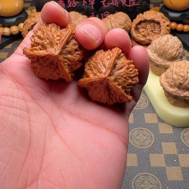 .***文玩核桃吊坠三棱