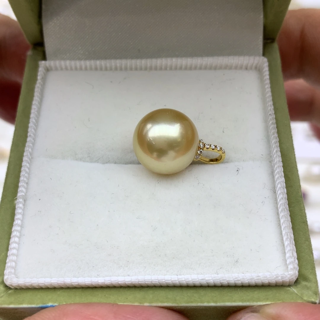 佳***18K金镶嵌海水珍珠颈饰