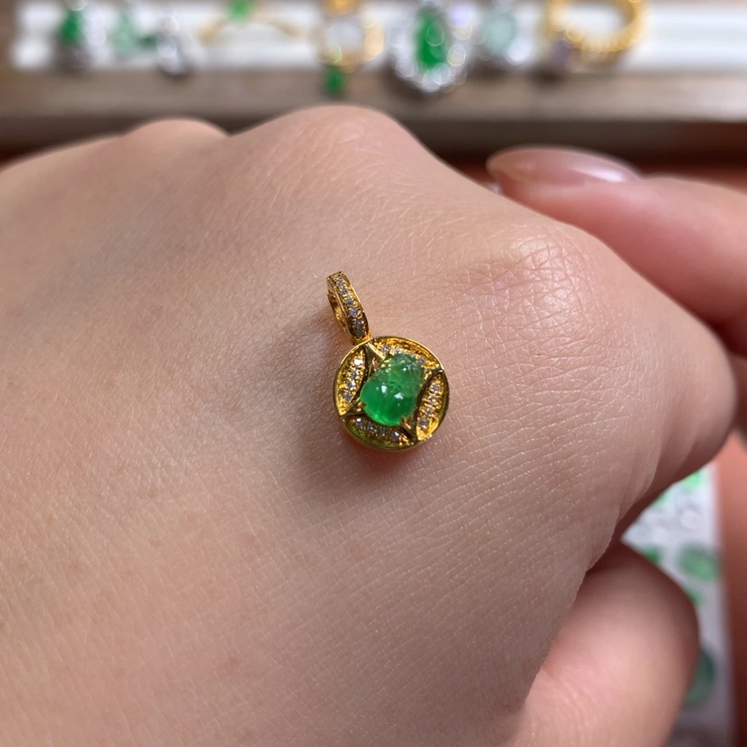 翡翠未镶嵌颈饰貔貅转盘滴溜