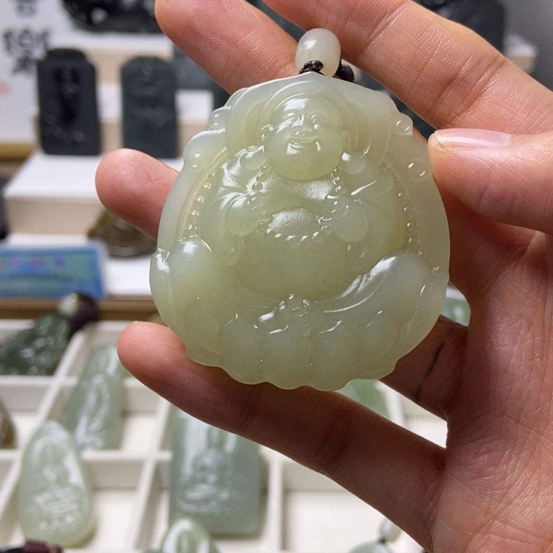 r***生和田玉未镶嵌颈饰