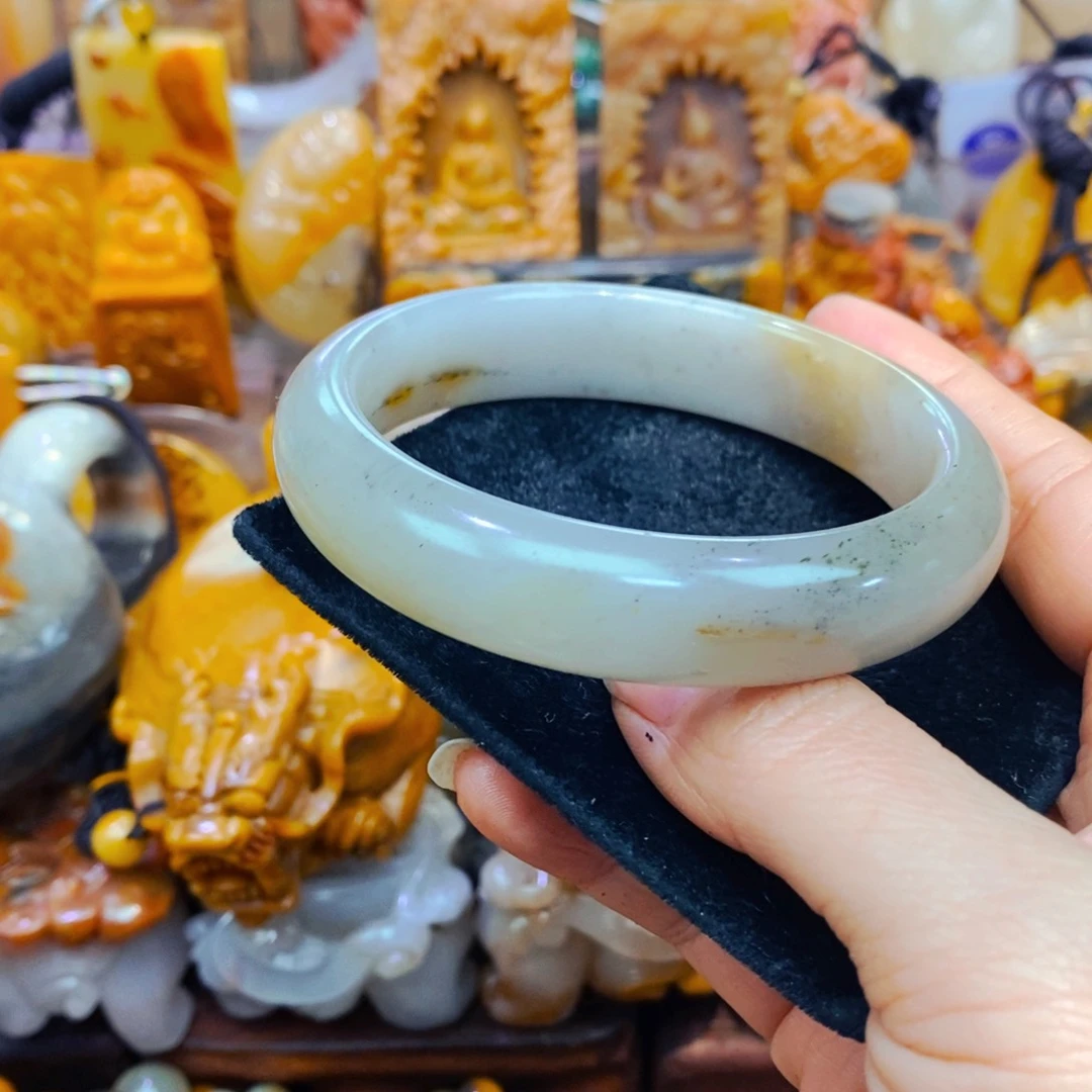 未镶嵌石英质玉（黄龙玉）颈饰