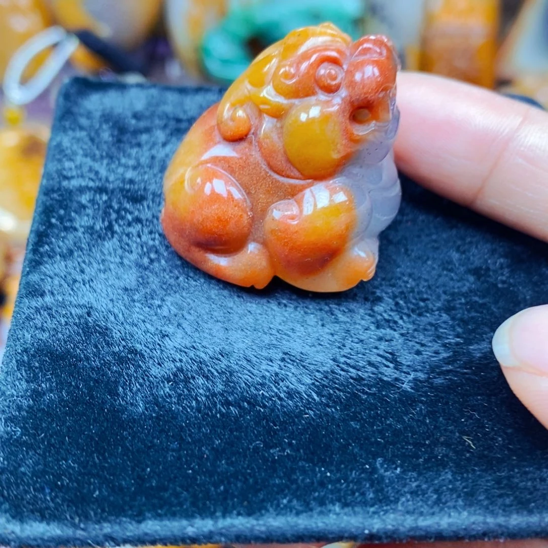 未镶嵌石英质玉（黄龙玉）颈饰