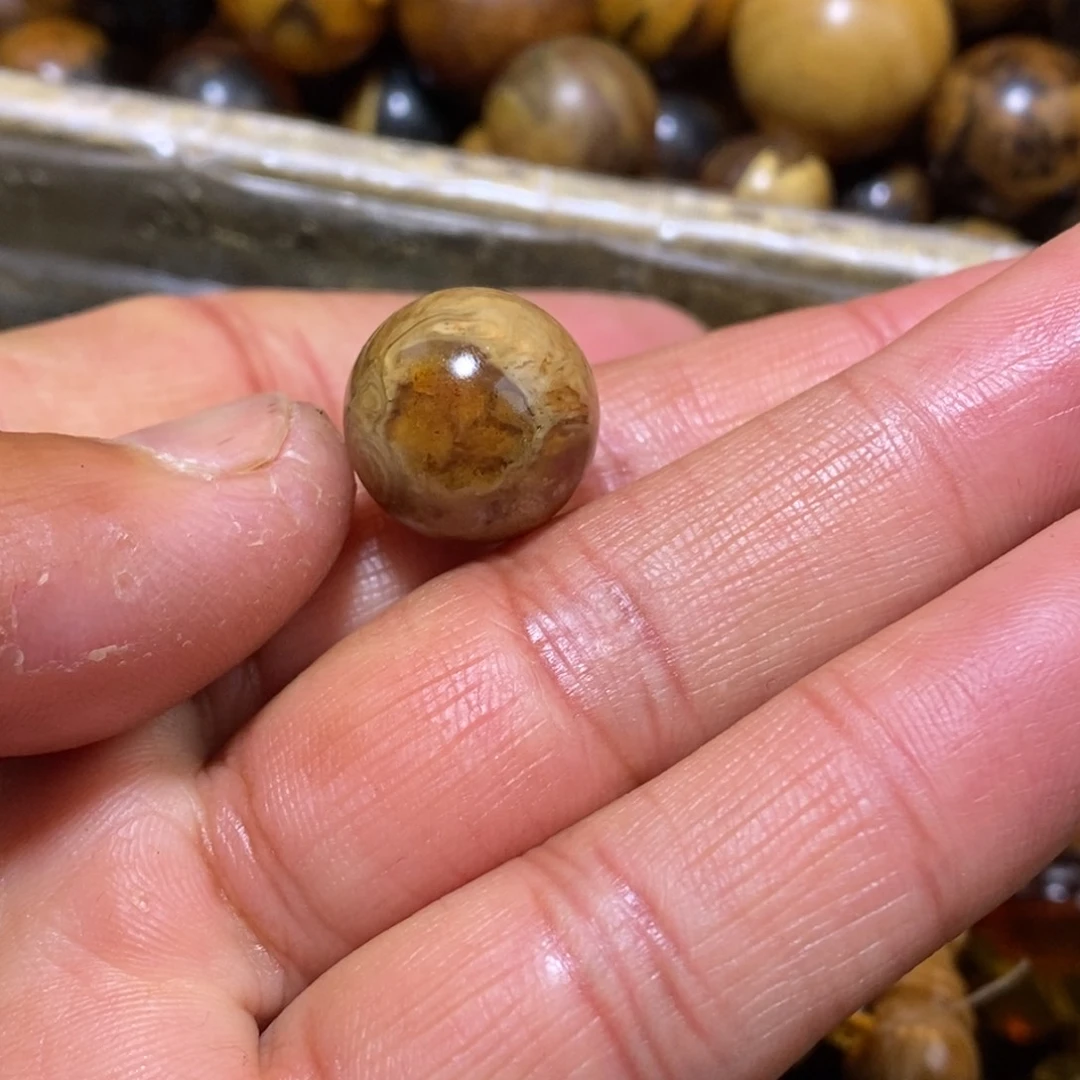 琥珀手链未镶嵌是****