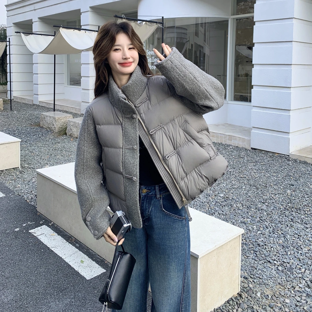 灰色设计感毛呢拼接立领羽绒服女冬季2025新款国风盘扣白鸭绒外套
