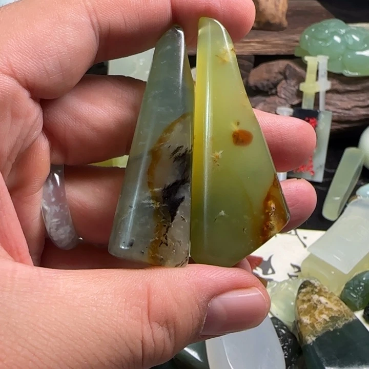 蛇纹石玉颈饰未镶嵌零****?