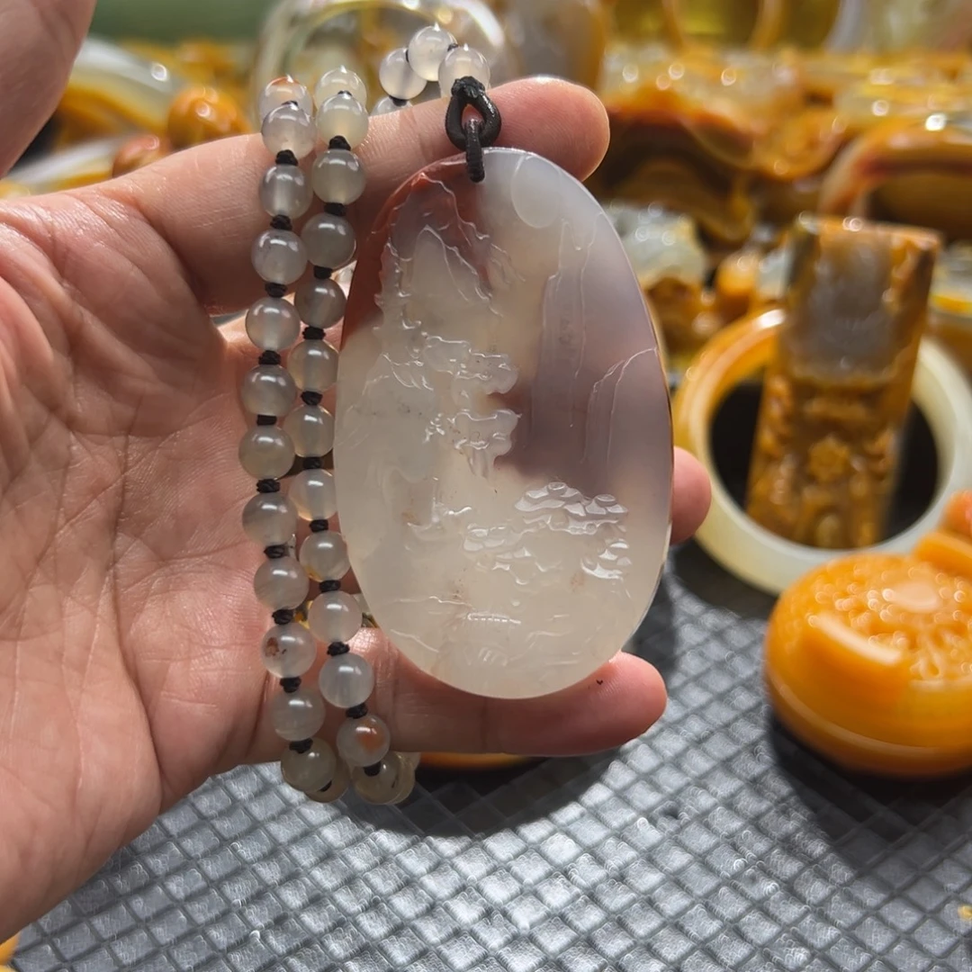 颈饰未镶嵌石英质玉