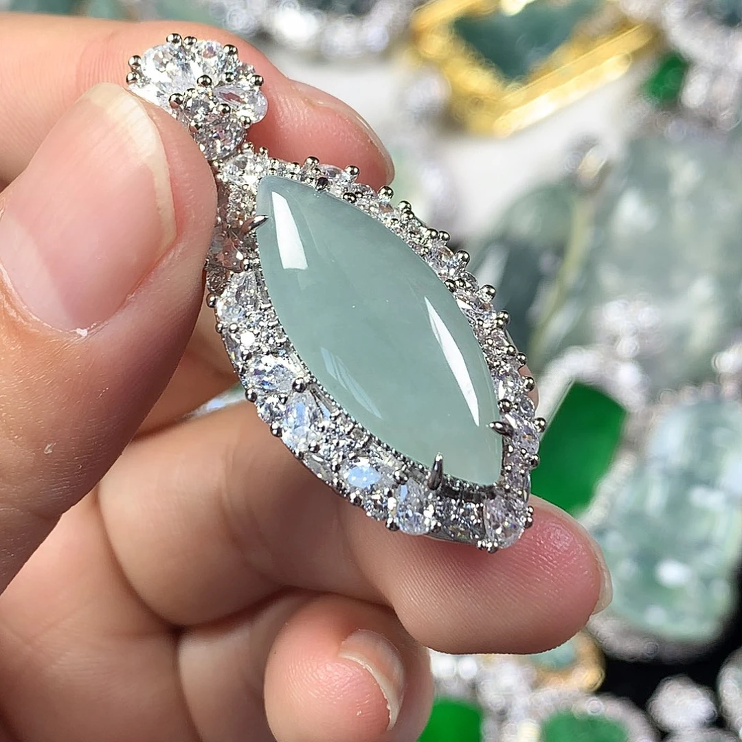 翡翠未镶嵌颈饰水滴