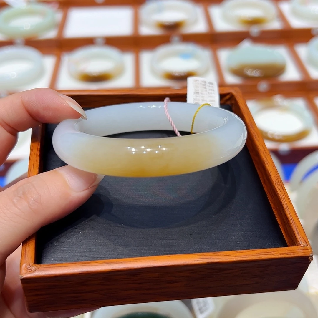 蕊***雪未镶嵌手镯和田玉