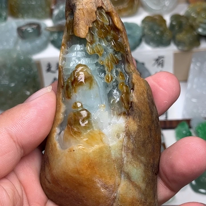 翡翠未镶嵌颈饰山水摆件