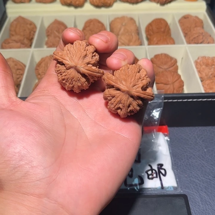 文玩核桃吊坠虎头