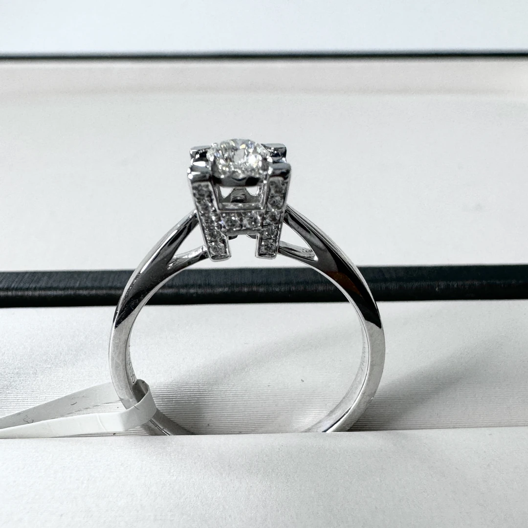 18K金镶嵌天然时尚钻石戒指H颜色VS净度D0.30 d0.134重3.91g15号