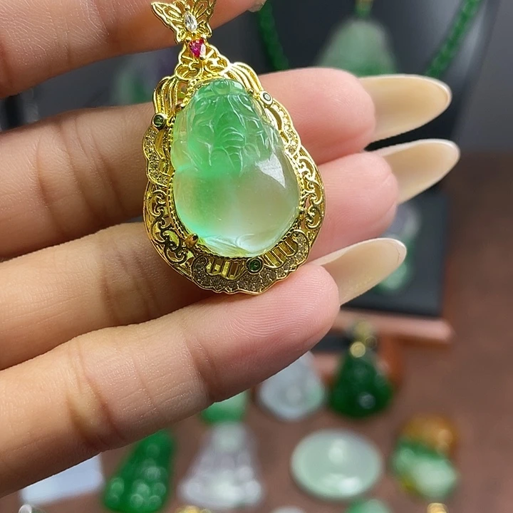 翡翠未镶嵌吊坠(赠链)