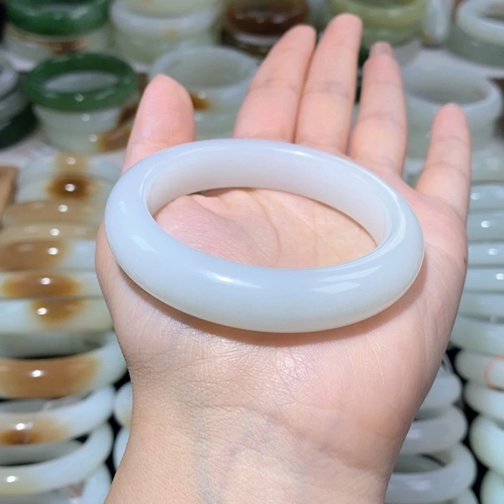 和田玉手镯未镶嵌阿*酱羊脂白