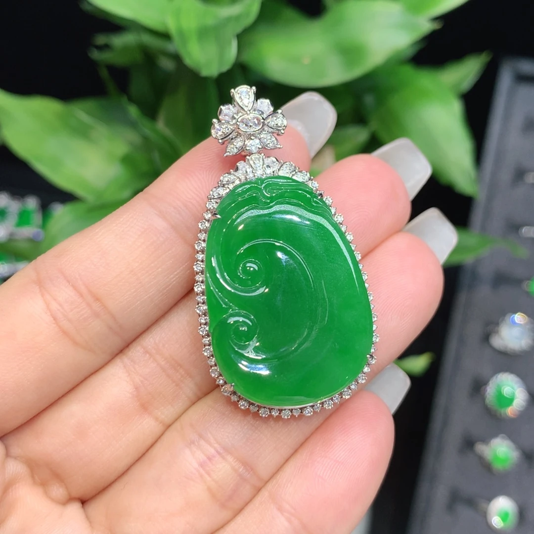 翡翠18K金镶嵌颈饰