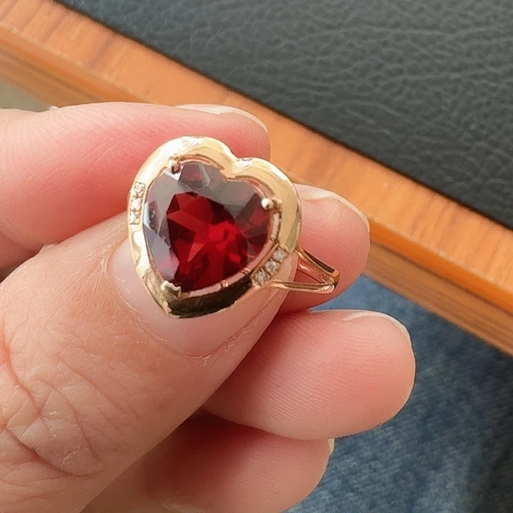 二***宝18K金镶嵌戒指石榴石倩