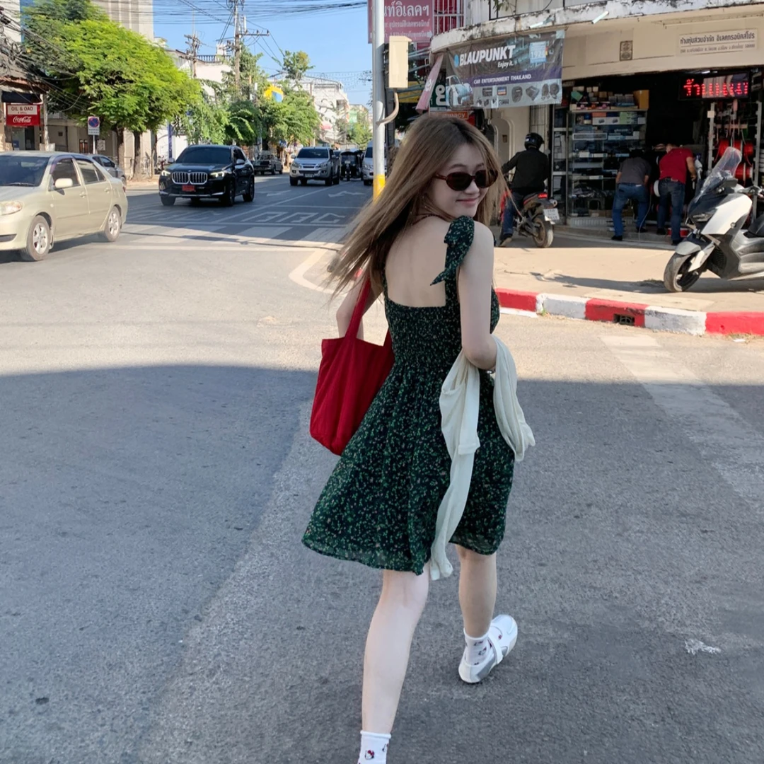 微胖女生田园乡村复古绿碎花修身吊带连衣裙夏度假野餐桔梗短裙子