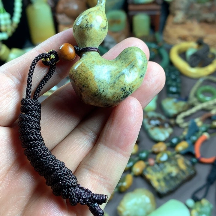 吊坠(赠链)未镶嵌岫岩河磨玉（透闪石质玉）