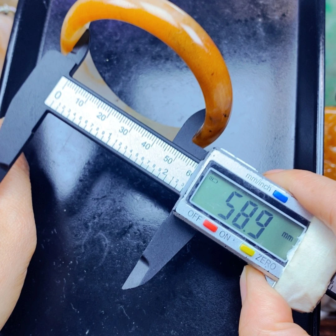 石英质玉（黄龙玉）未镶嵌颈饰