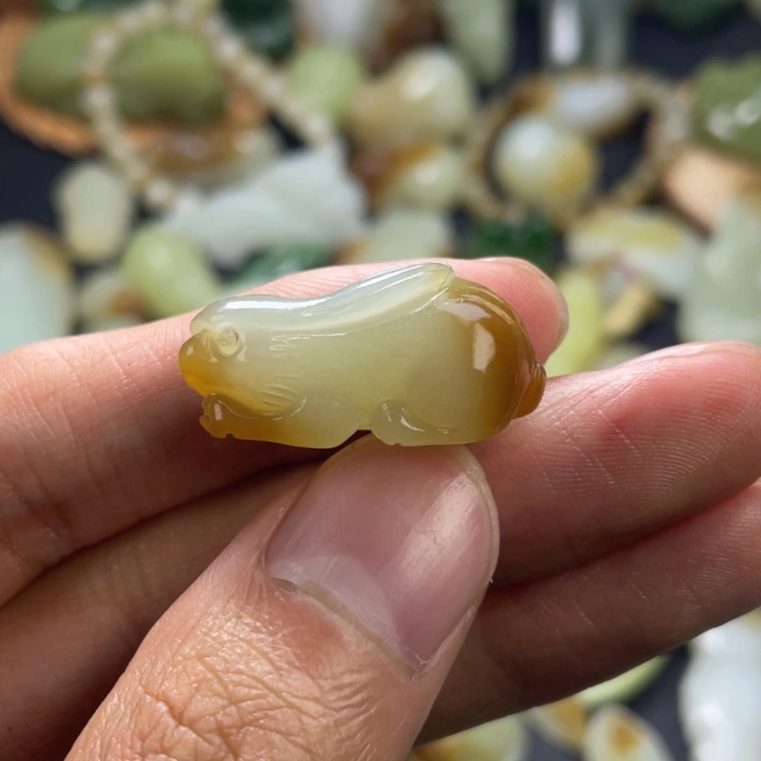 和田玉未镶嵌颈饰糖白前途无量