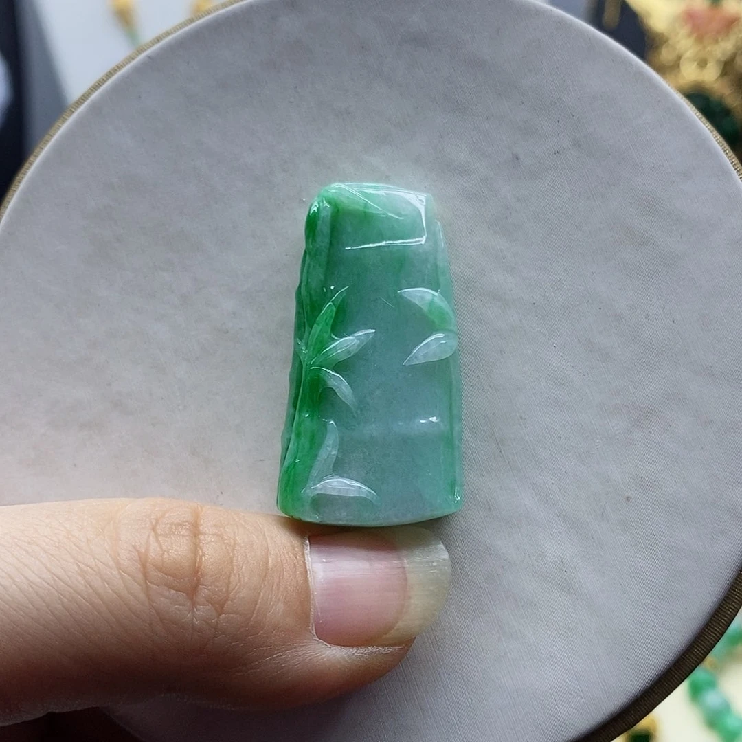 翡翠未镶嵌吊坠(赠链)