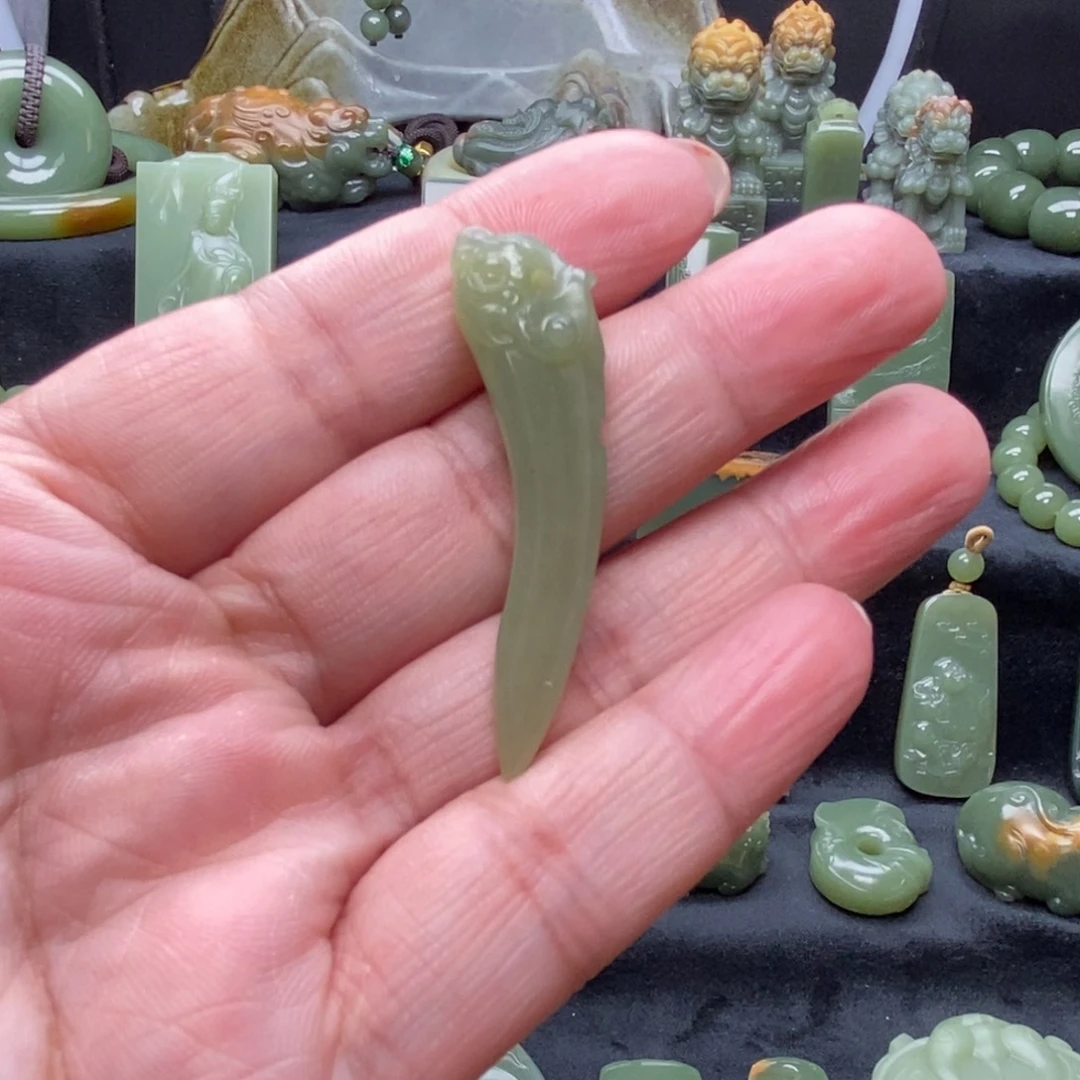 未镶嵌岫岩老玉（透闪石质玉）挂件