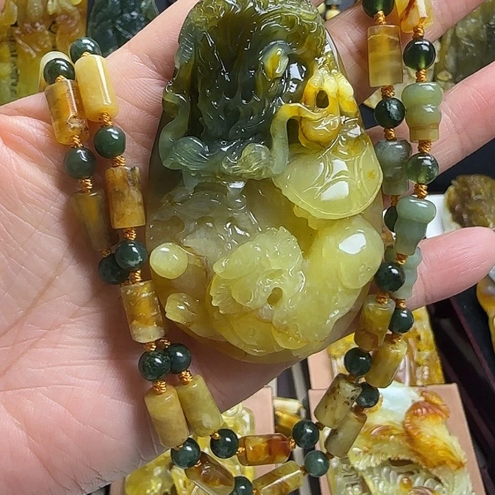 蛇纹石玉未镶嵌颈饰