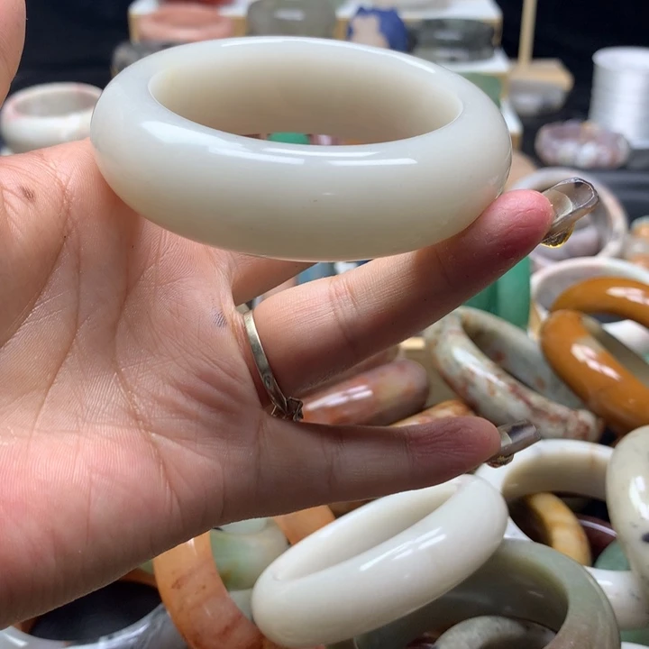 未镶嵌手镯石英质玉你**?