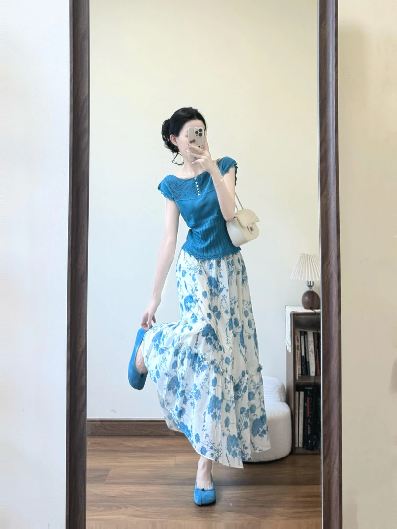 2025夏季新款韩系温柔风蓝色v领镂空针织上衣搭配碎花半身裙套装