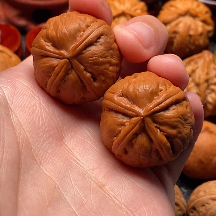 大***灰文玩核桃吊坠四棱