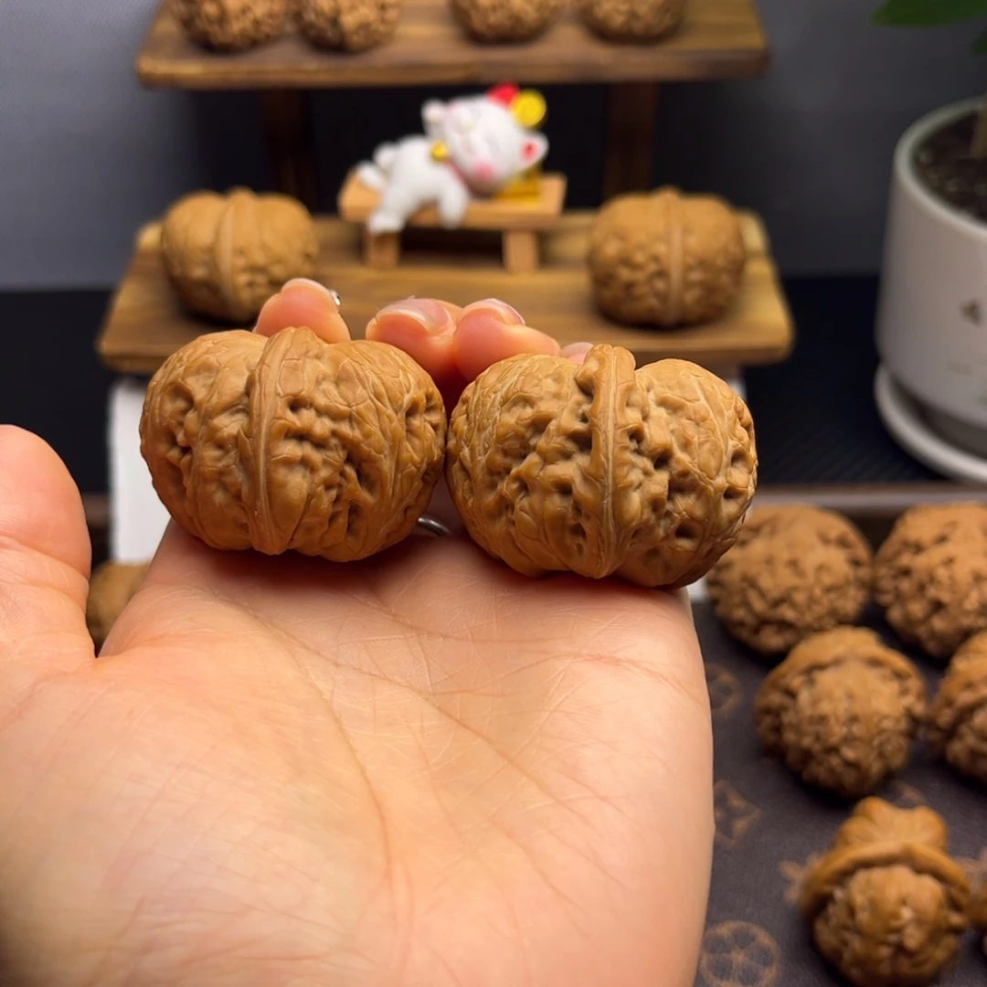 两***饼把件文玩核桃元宝 43 白茬微黄