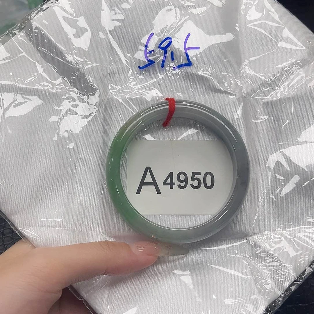 翡翠手镯未镶嵌默认瑕疵