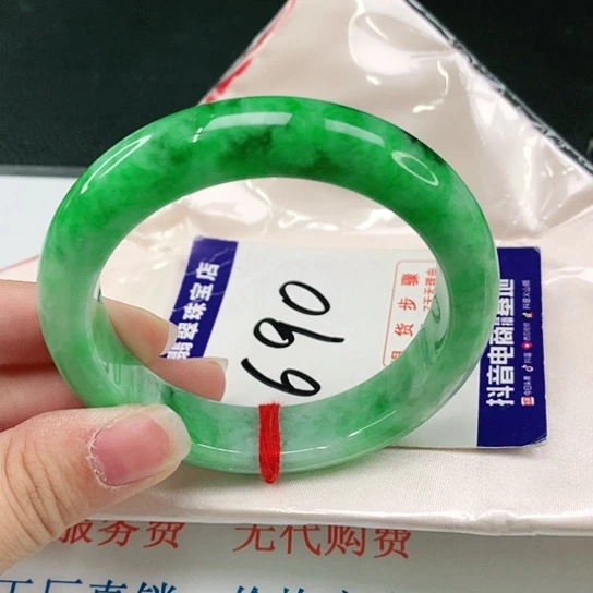 翡翠手镯未镶嵌翡翠