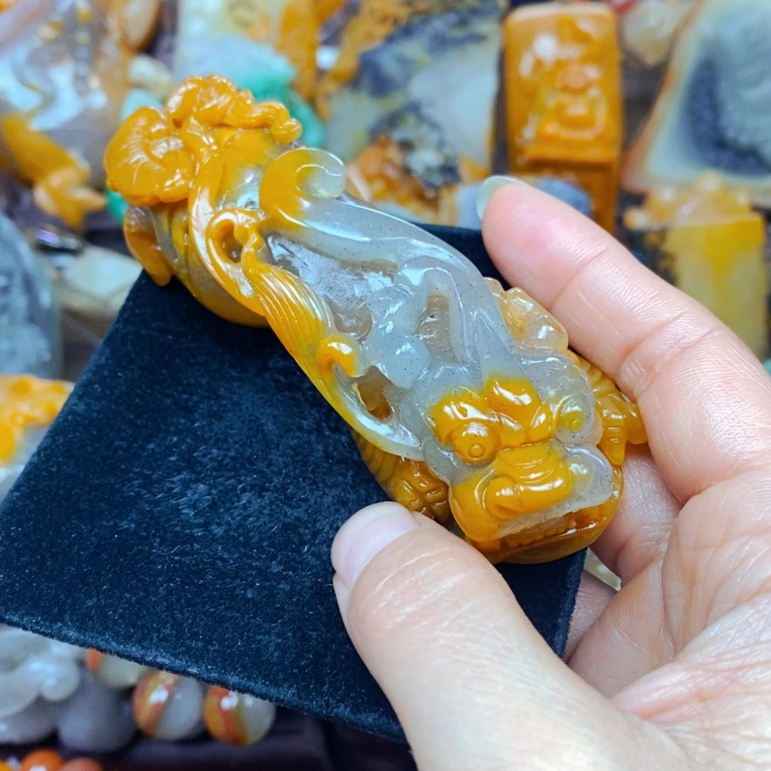 未镶嵌石英质玉（黄龙玉）颈饰