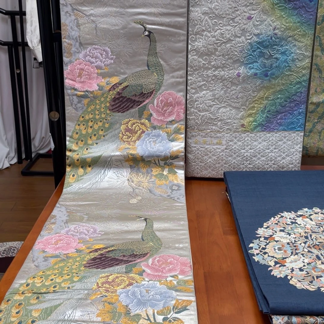 织绣青松孔雀牡丹纹