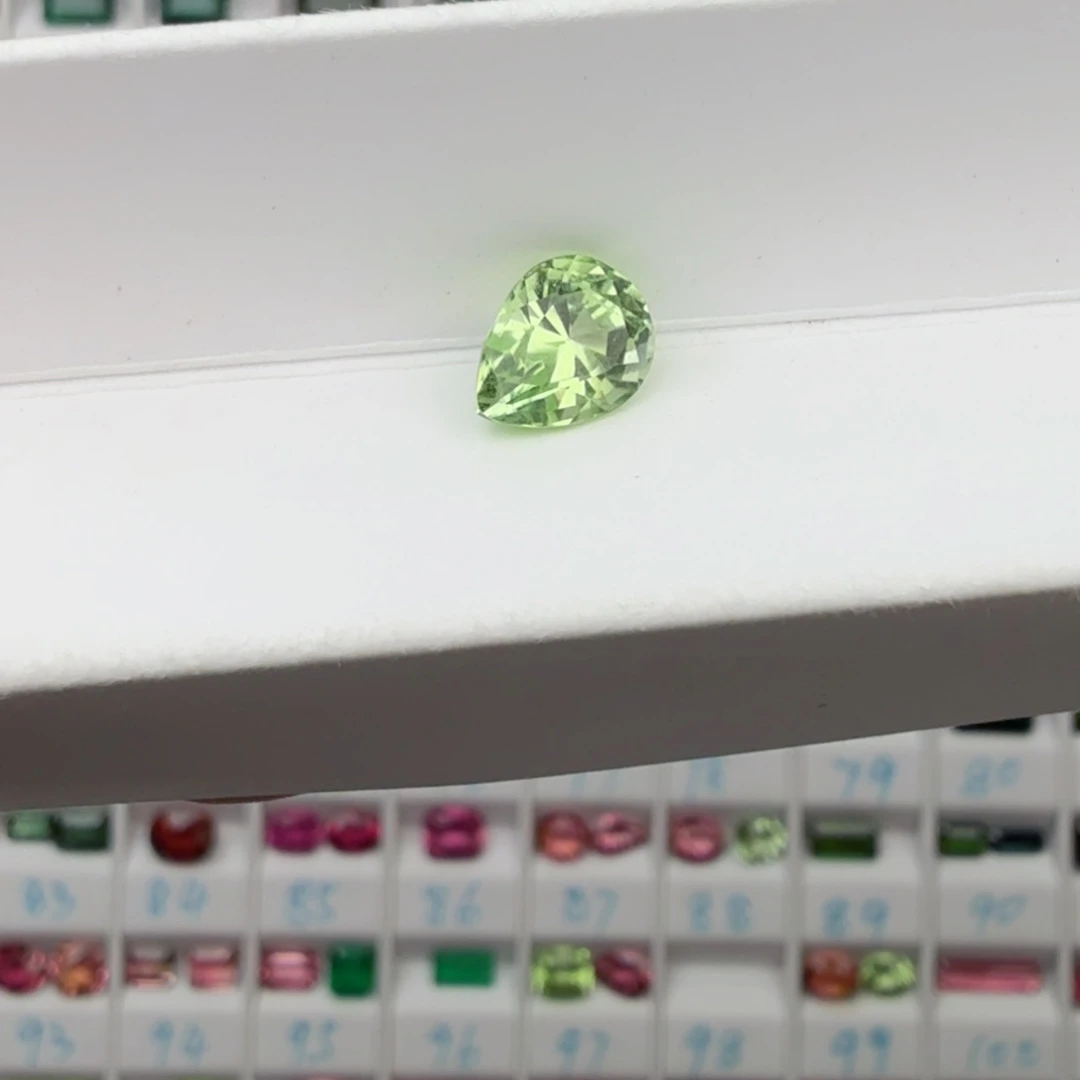 笔搁橄榄石未镶嵌天然苹果绿1.91克拉