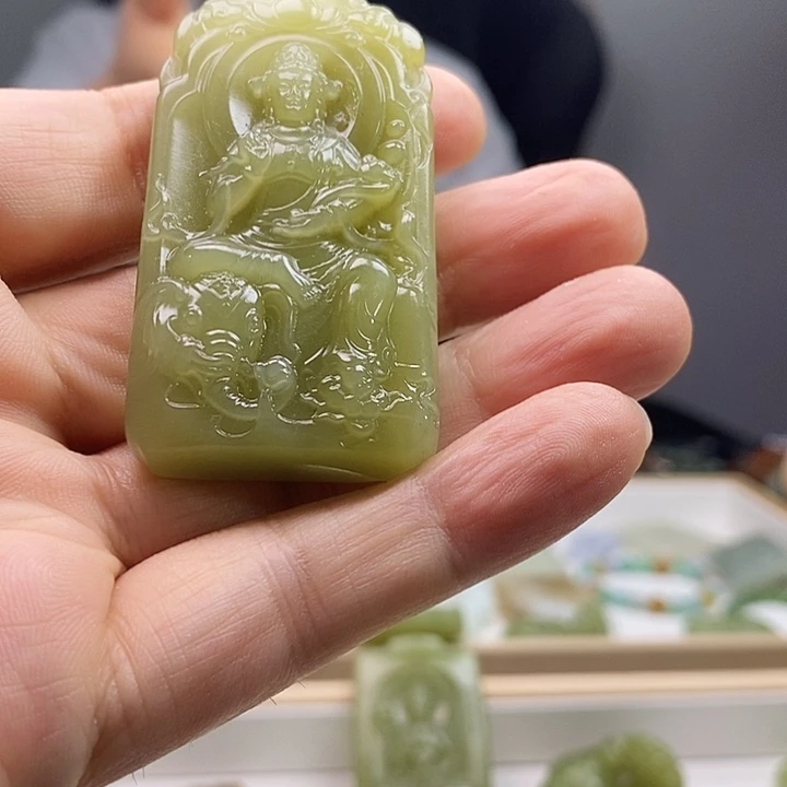 虎***军颈饰未镶嵌和田玉