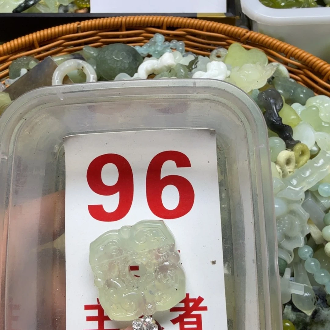 透闪石-蛇纹石玉吊坠未镶嵌