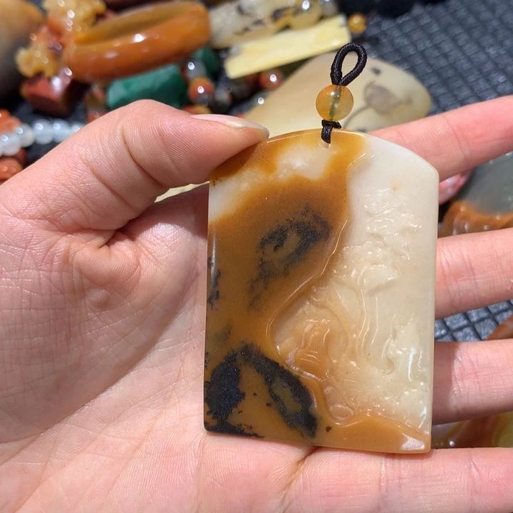 石英质玉（黄龙玉）未镶嵌颈饰