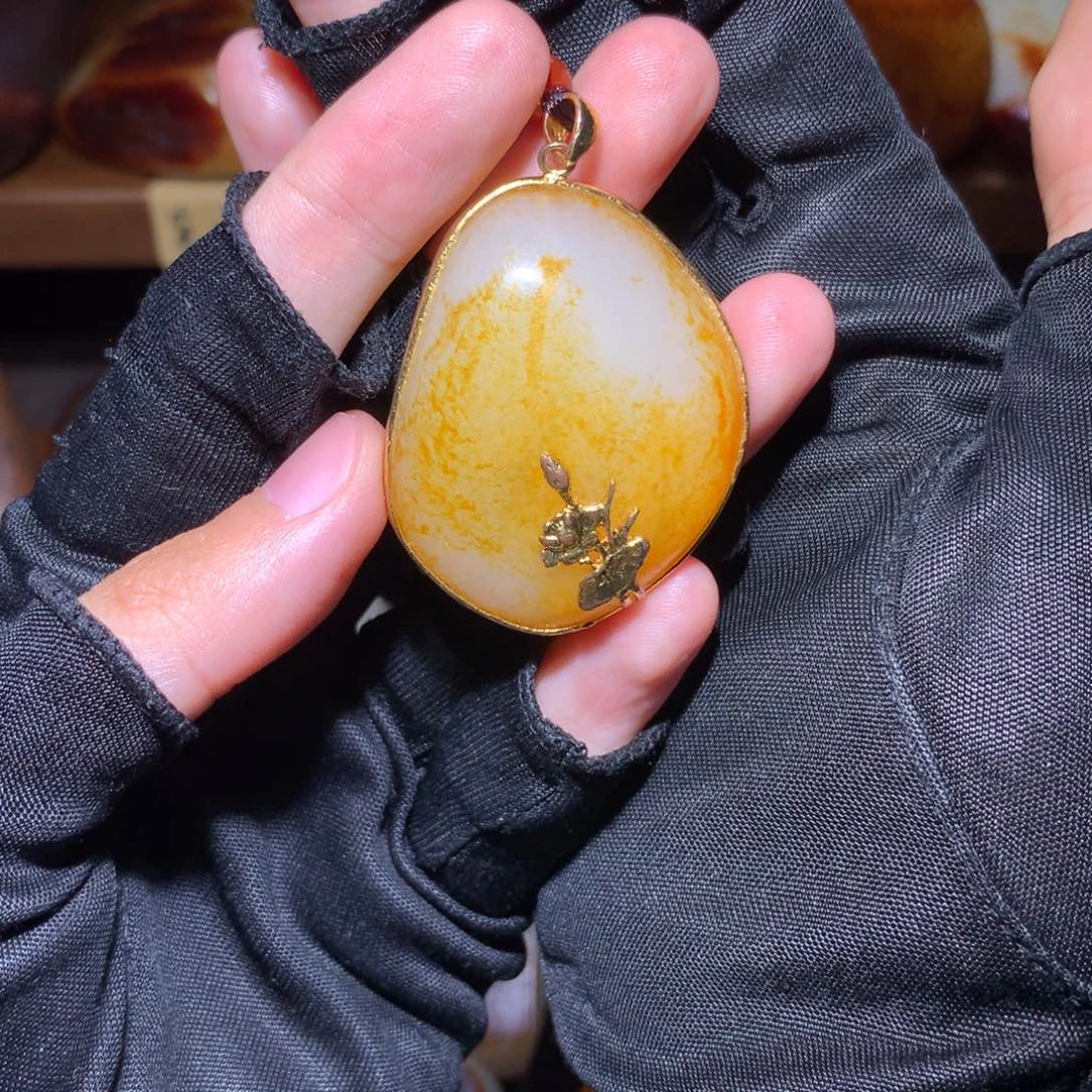 蟋***蟀和田玉未镶嵌颈饰