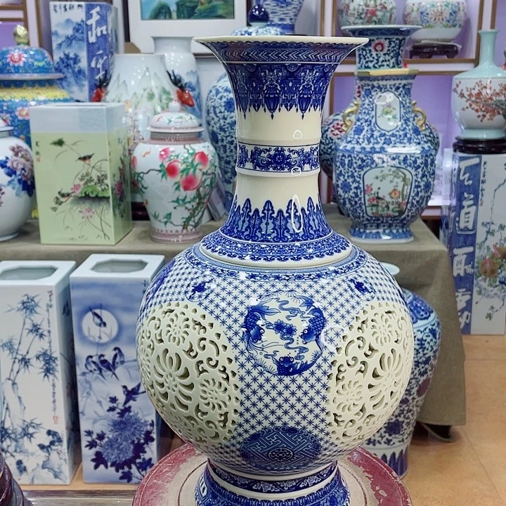 花瓶釉下青花镂空套瓶