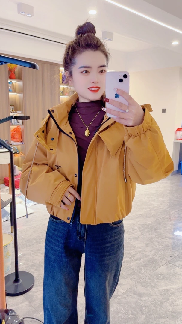 戴帽短款冲锋衣外套