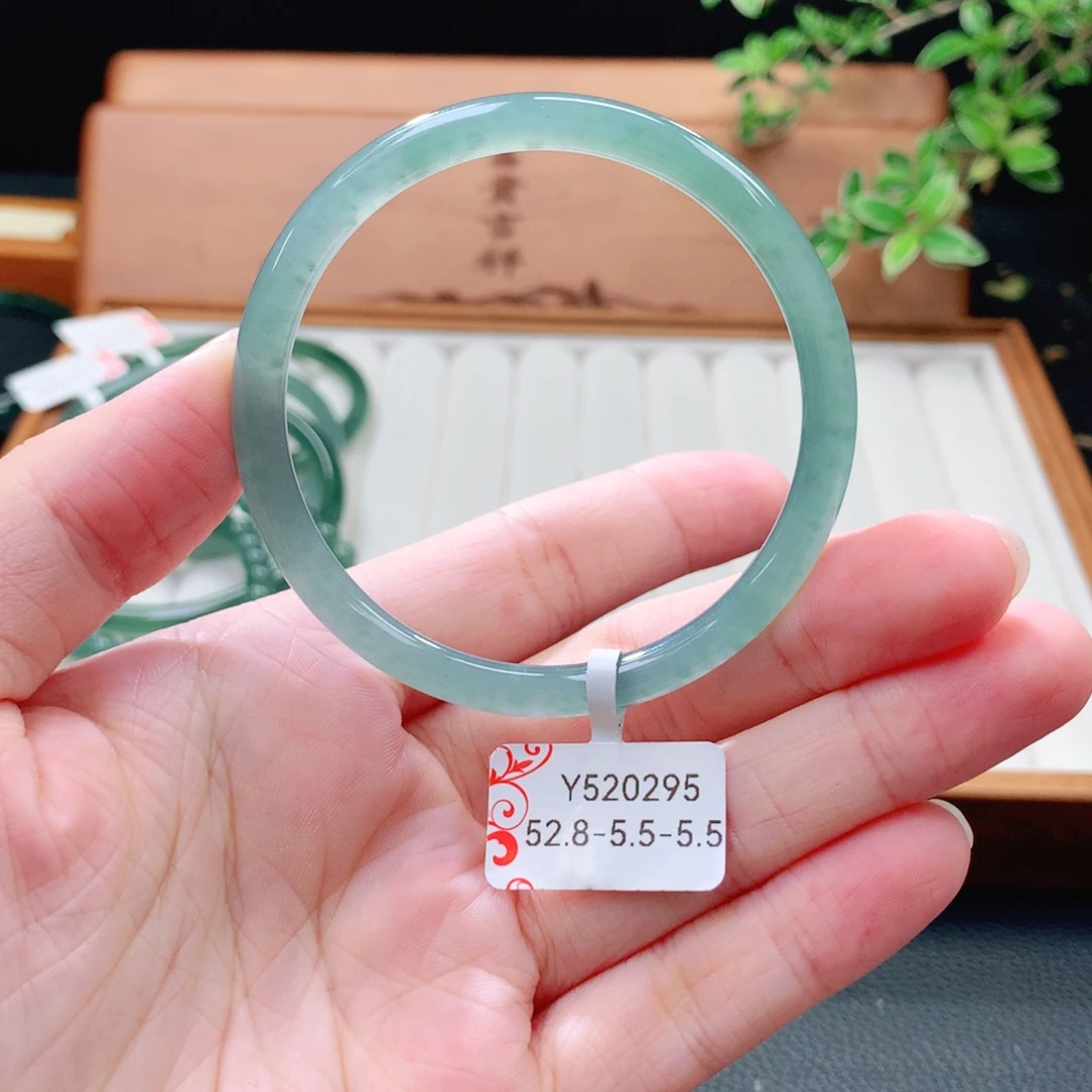 翡翠未镶嵌手镯（圆镯）