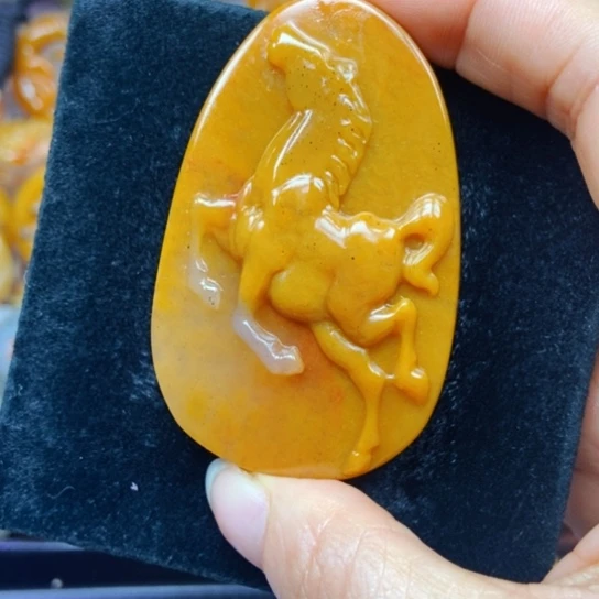 石英质玉（黄龙玉）未镶嵌颈饰