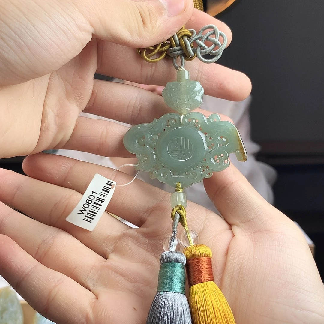 翡翠未镶嵌颈饰牌子