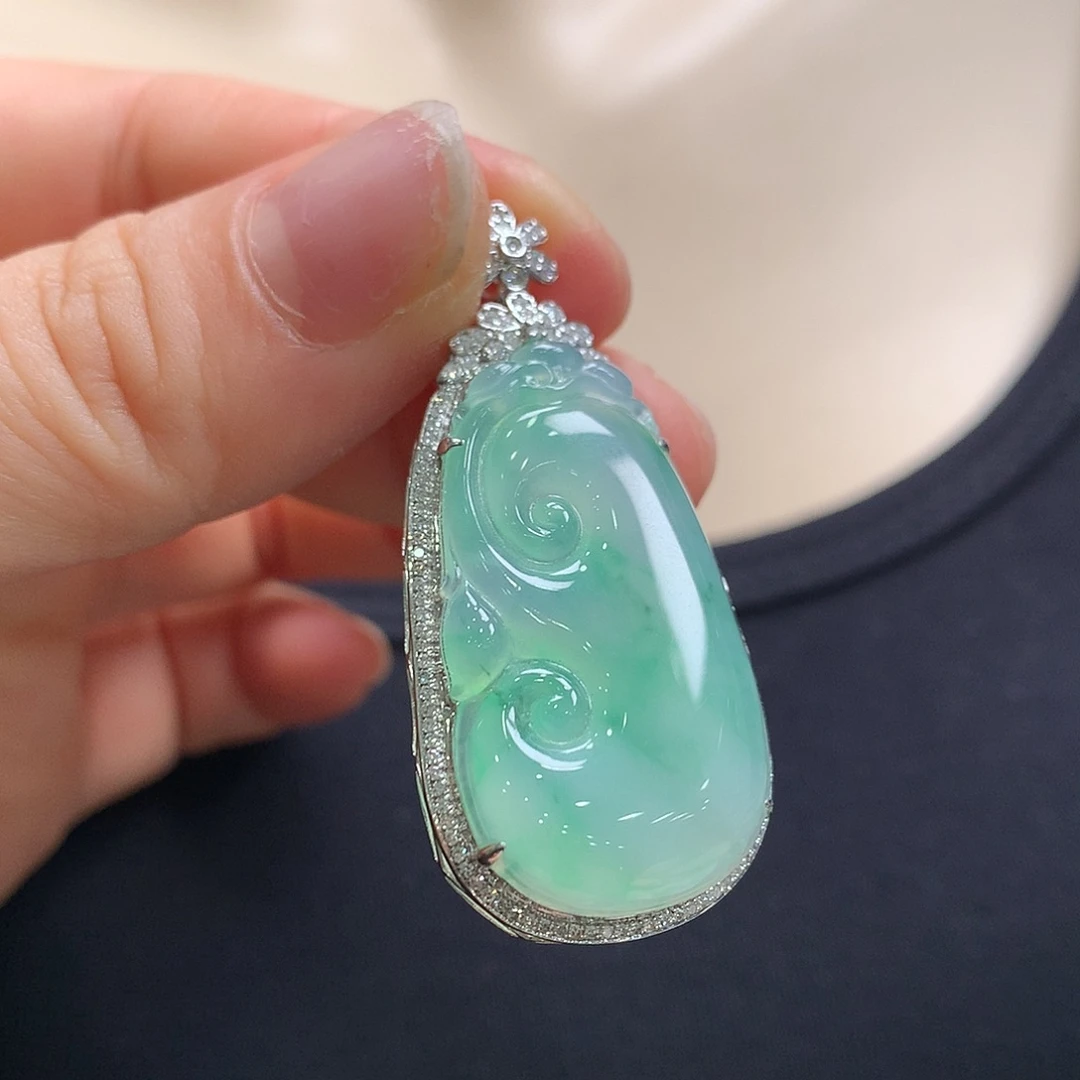 翡翠18K金镶嵌颈饰如意