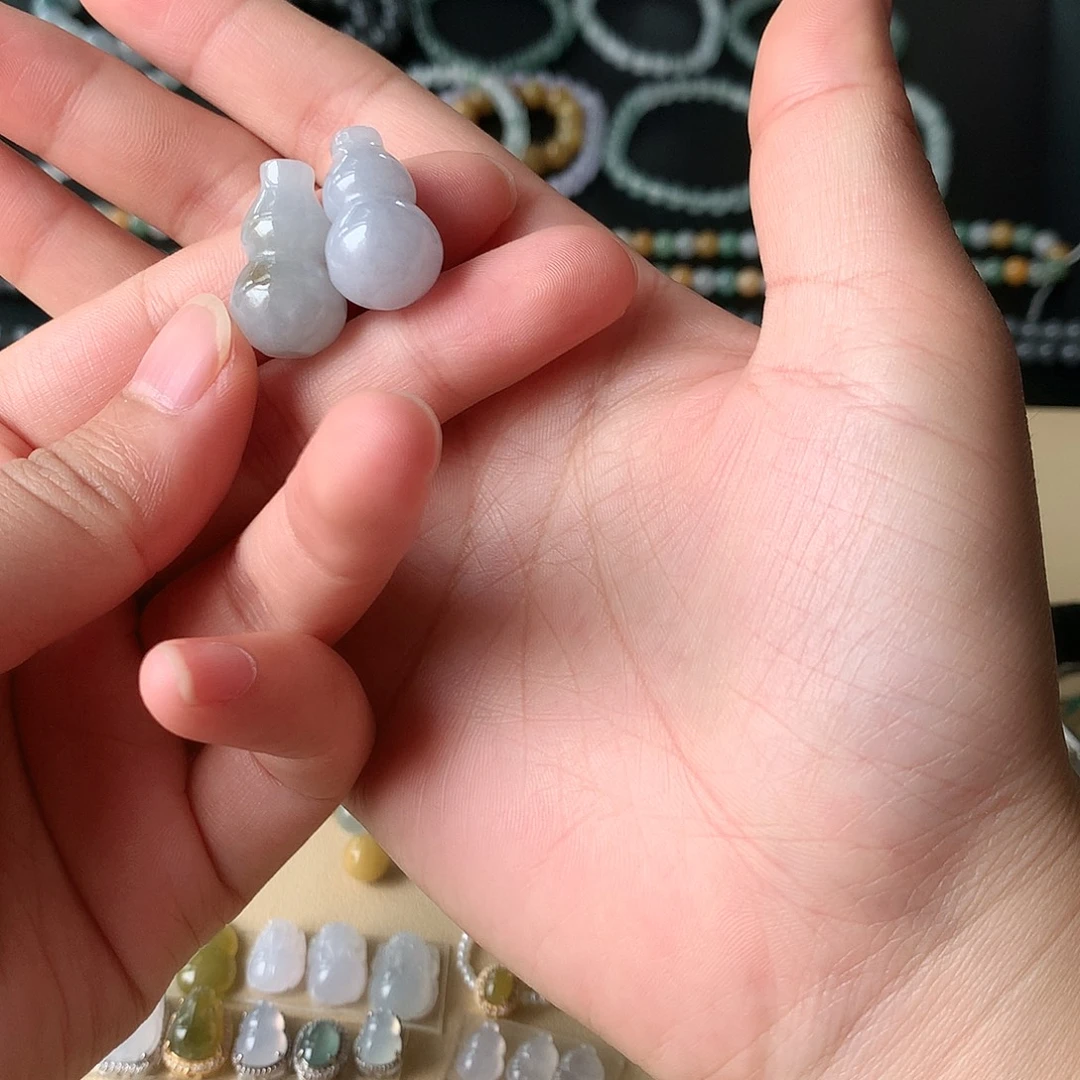 翡翠未镶嵌颈饰葫芦