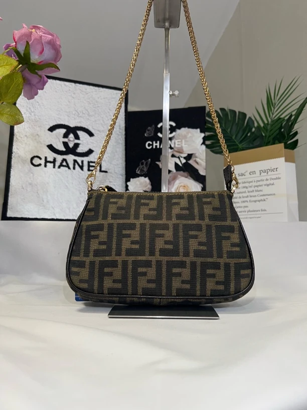 95新 FENDI/芬迪 兔兔奢/芬迪手拿包/241207015