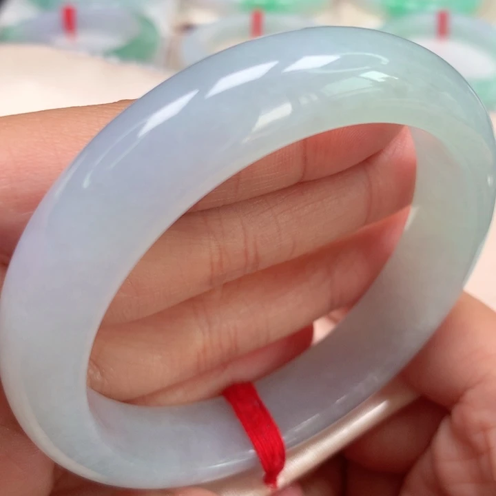 翡翠手镯未镶嵌冰胶淡春彩13号